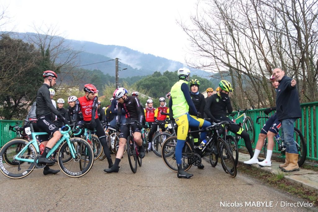 Los ciclistas al paralizar el pelotón (DirectVelo)