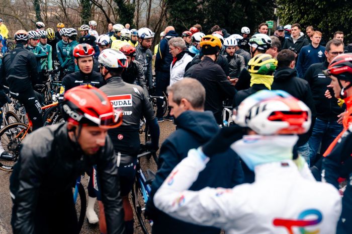 Los ciclistas al paralizar la carrera de Besseges