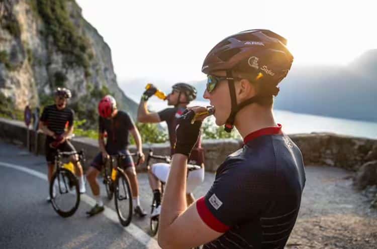 Ciclista se alimenta con un gel