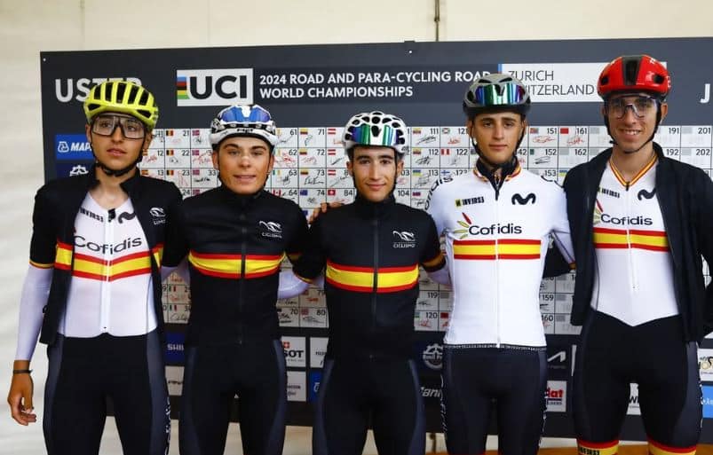 Javier Cubillas (cuarto en la foto) decidio no seguir el mismo camino que Adriá Pericas (segundo) que se sumó al UAE