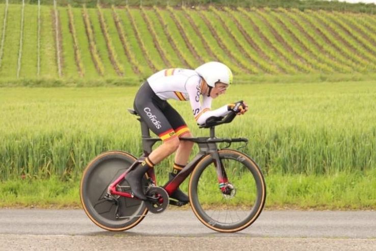 Javier Cubillas corriendo para la selección española juvenil