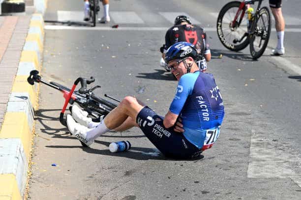 Chris Froome (Israel Premier Tech) luego de la caída en la etapa 7 del UAE Tour 2025