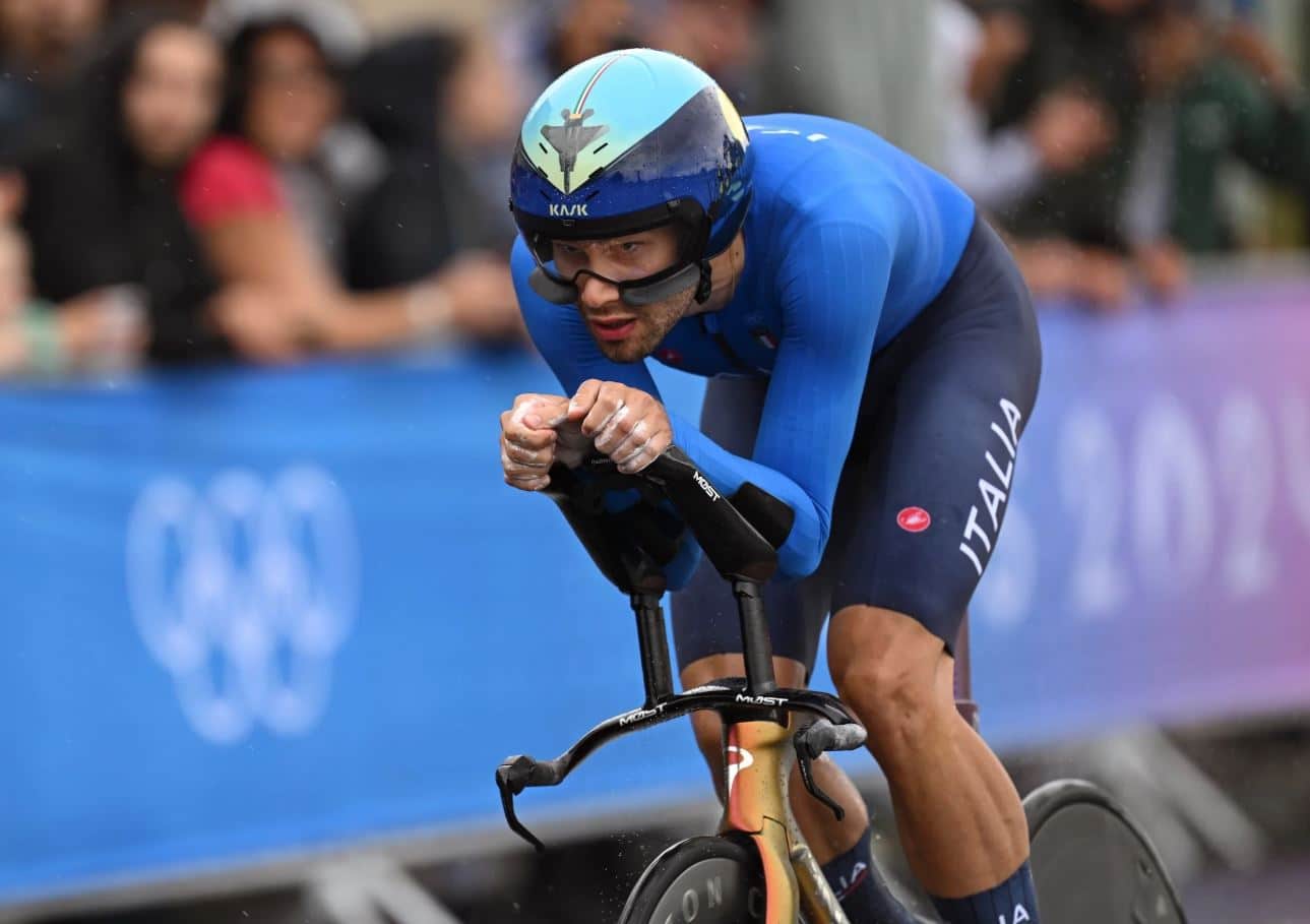 Filippo Ganna en los Juegos Olímpicos de París 2024 utilizando la visera del casco que fue prohibida por la UCI (Getty Images)