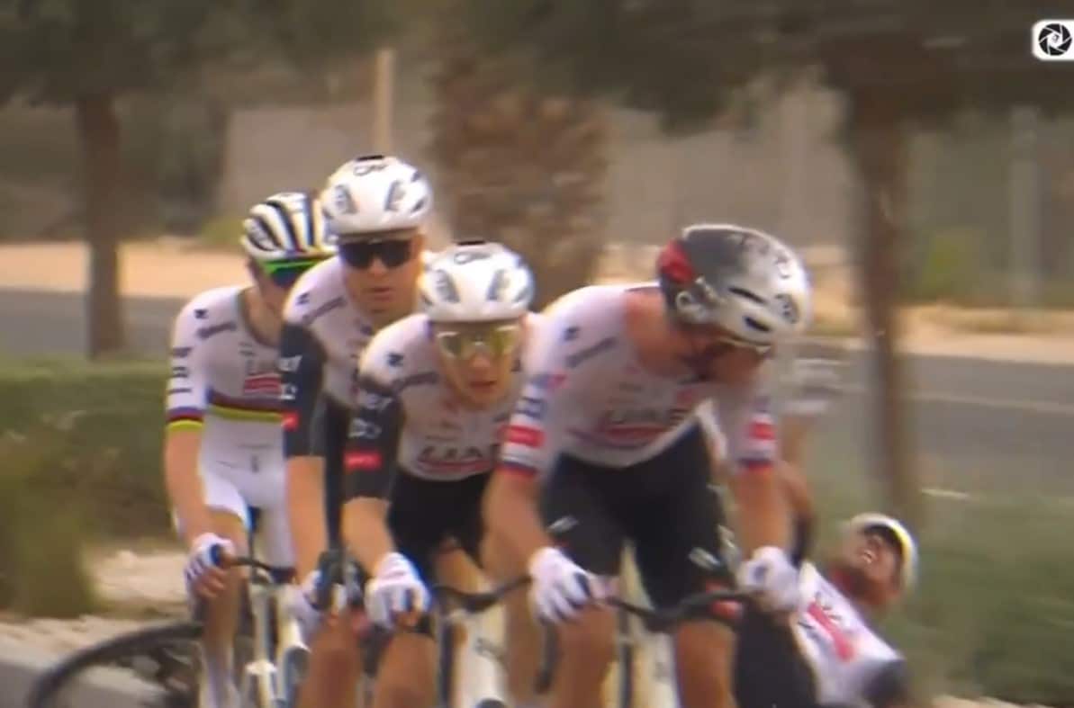 Juan Sebastián Molano (UAE) al caerse en la primera etapa del UAE Tour 2025