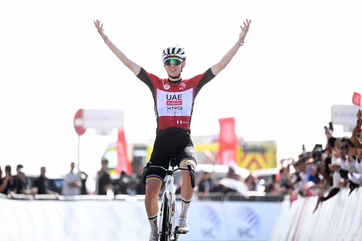 Tadej Pogacar al ganar la etapa 7 (y la general) del UAE Tour 2025 (SprintCyclingAgency).