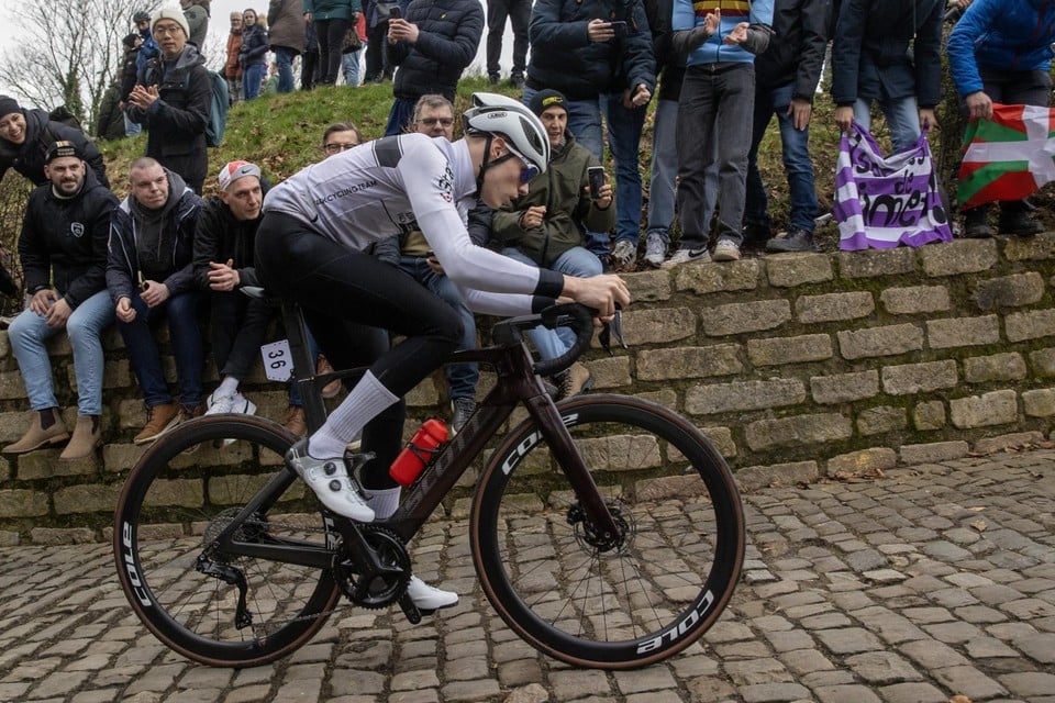 Spitaels con su malla blanca metido en el pelotón de la Omloop 2024