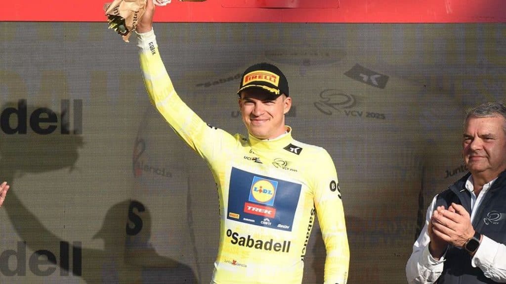 Mathias Vacek llevandose la malla de líder en la primera etapa de la Vuelta a la Comunidad Valenciana 2025