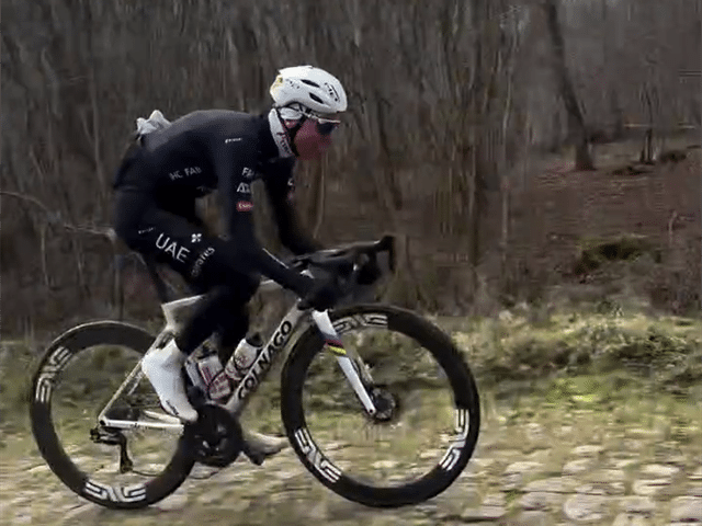 Pogacar reconociendo la ruta de Paris - Roubaix