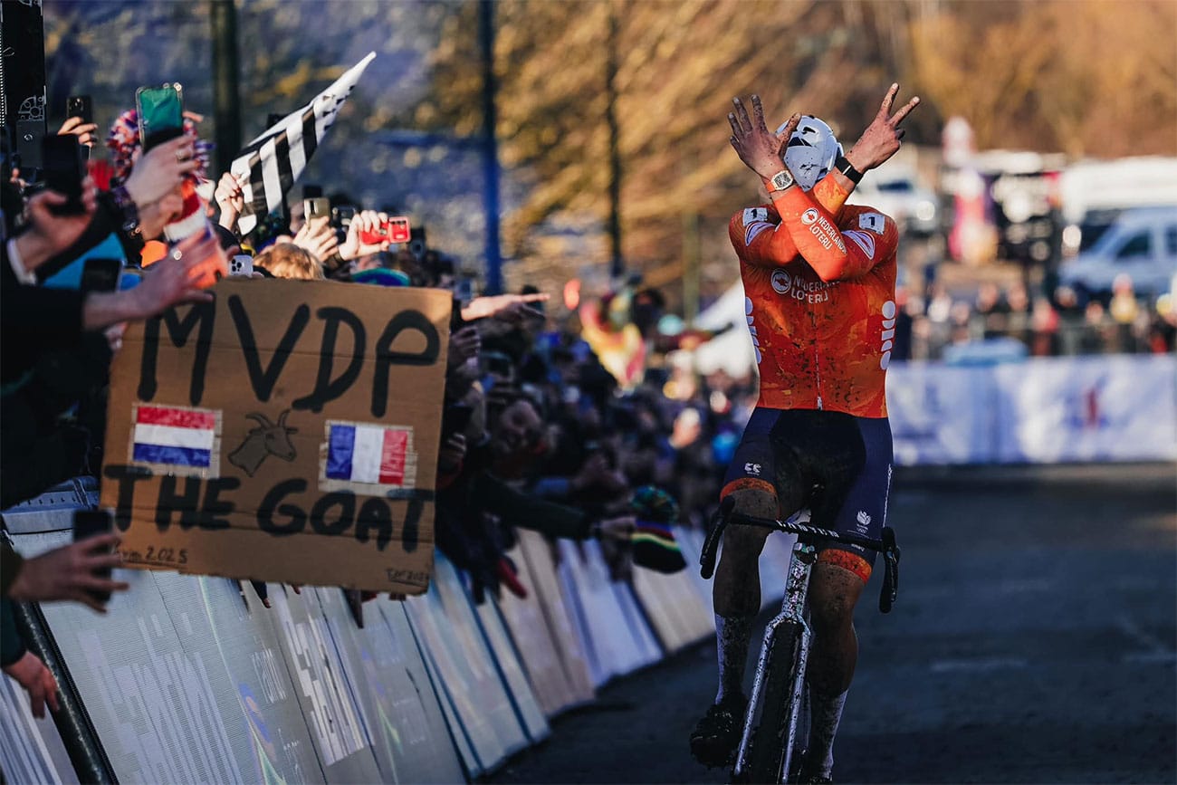 Mathieu Van der Poel al ganar el Mundial de ciclocross 2025