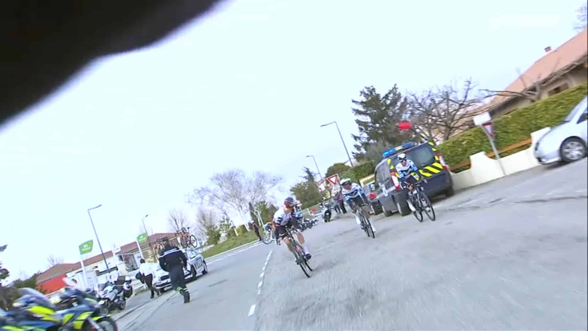 Enric Mas (Movistar), Javier Romo (Movistar) y Brandon McNulty (UAE) equivocandose de camino en la rotonda al seguir la moto de televisión