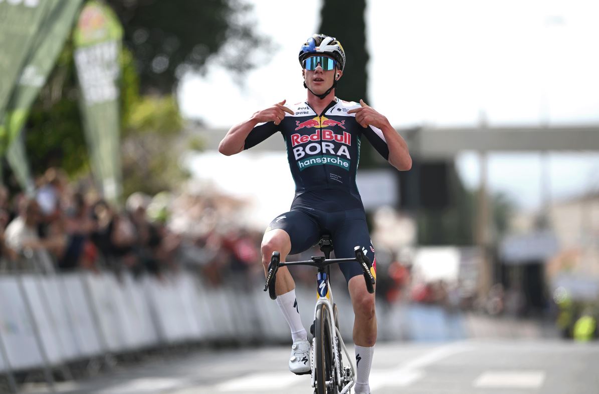 Maxim Van Gils (Red Bull-Bora) al ganar la primera etapa de la Vuelta a Andalucía 2025.