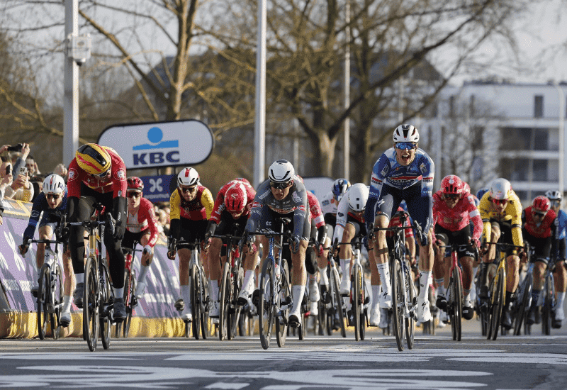 Søren Wærenskjold al ganar la Omloop 2025, frente a Paul Magnier (Soudal) y Jasper Philipsen (Alpecin)