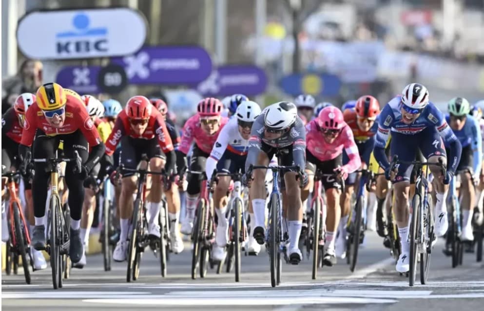 Søren Wærenskjold al ganar la Omloop 2025, frente a Paul Magnier (Soudal) y Jasper Philipsen (Alpecin)