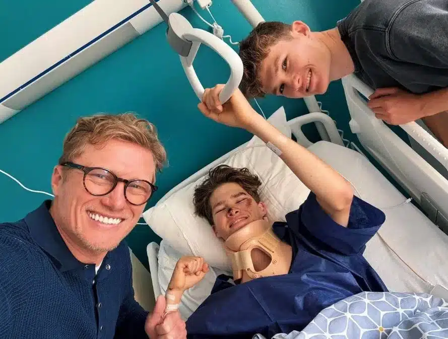 Alexander Vinoukurov, en el hospital con su padre y hermano, antes de retirarse con solo 23 años.