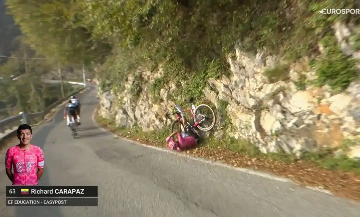 Richard Carapaz al caer en Il Lombardía 2025
