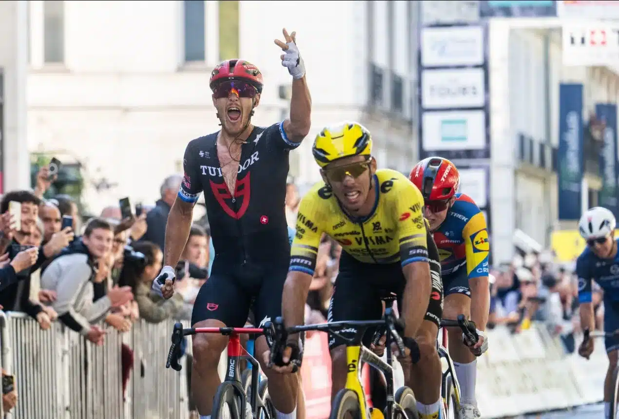 Matteo Trentin (Tudor) y Christophe Laporte (Visma) en París-Tours 2025