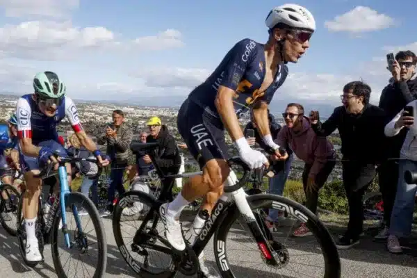 Ayuso contra Scaroni y Seixas (atras suyo en la imagen).