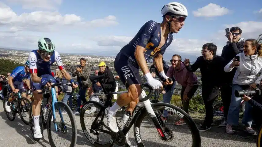 Ayuso contra Scaroni y Seixas (atras suyo en la imagen).