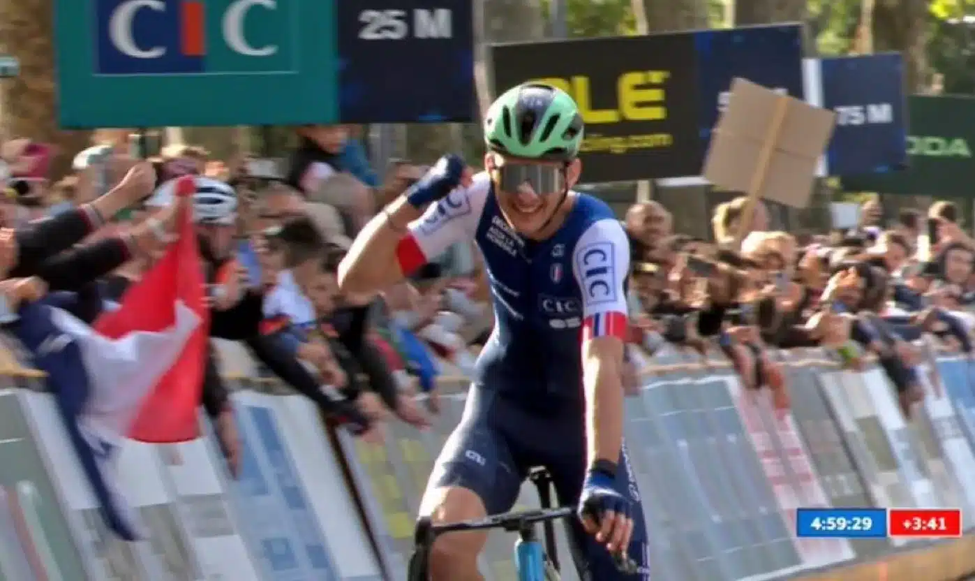 Seixas, gran sorpresa de los europeos con 19, celebra al llegar a meta.