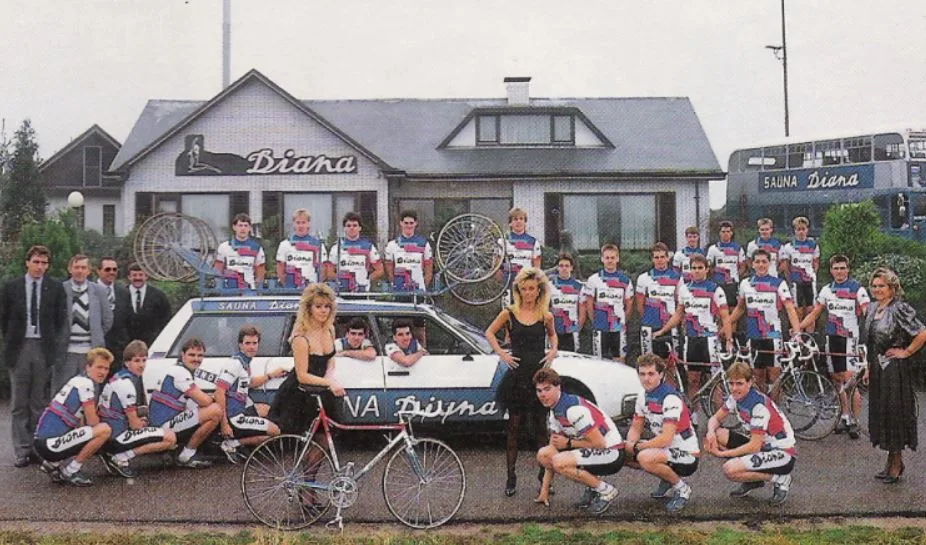 Burdeles, gomitas y academias de policía: 8 insólitos sponsors que pasaron por el ciclismo