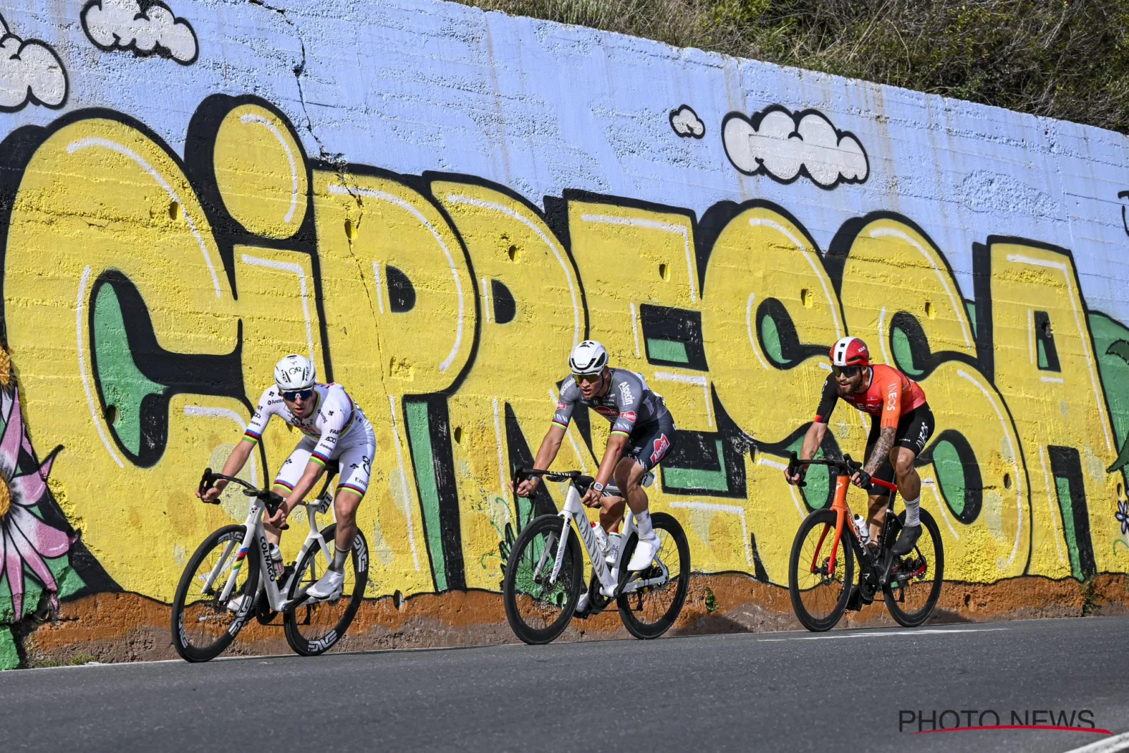 Tadej Pogacar (UAE) con Mathieu van der Poel (Alpecin) y Filippo Ganna (INEOS) en CIpressa durante Milano - San Remo 2025.