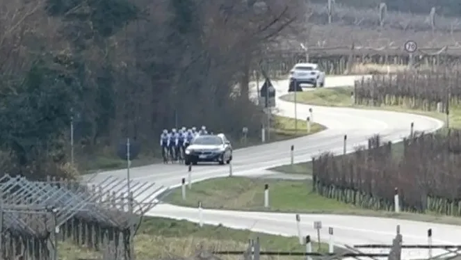 Disparan a un equipo mientras entrenaba