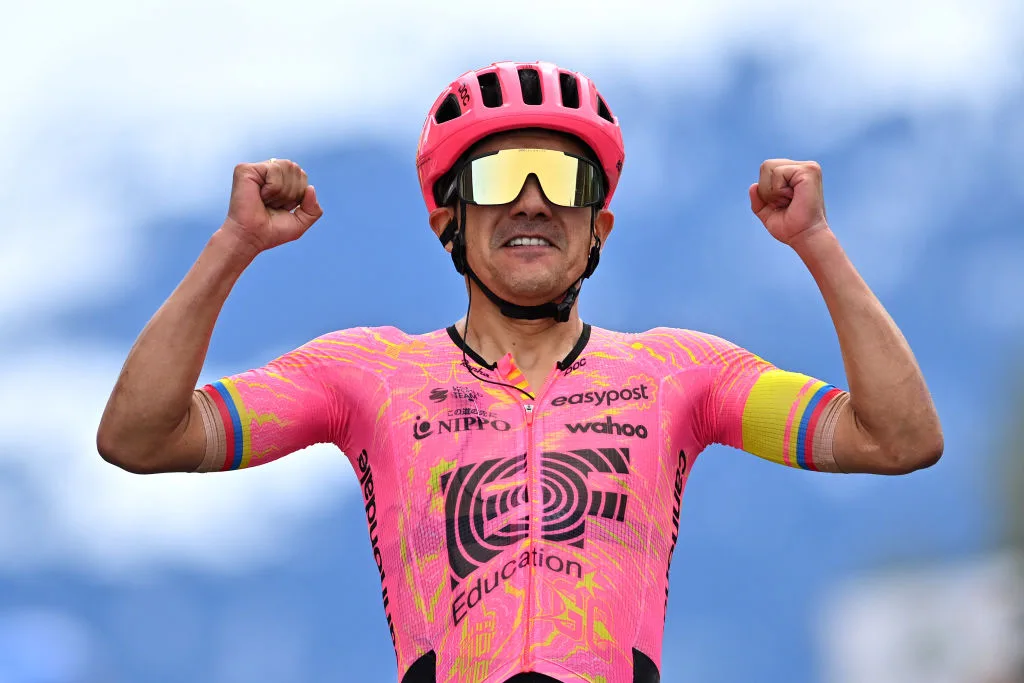 Richard Carapaz (EF) al ganar la cuarta etapa del Tour de Romandía 2024 (Luc Claessen/Getty Images)