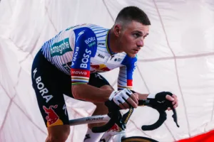 Evenepoel suma más rodaje: “Puedo luchar por el 2.º puesto en el Tour”