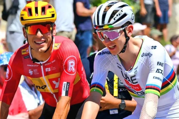 Tobias Johannessen (Uno-X) y Tadej Pogacar (UAE) en el Tour de France 2025