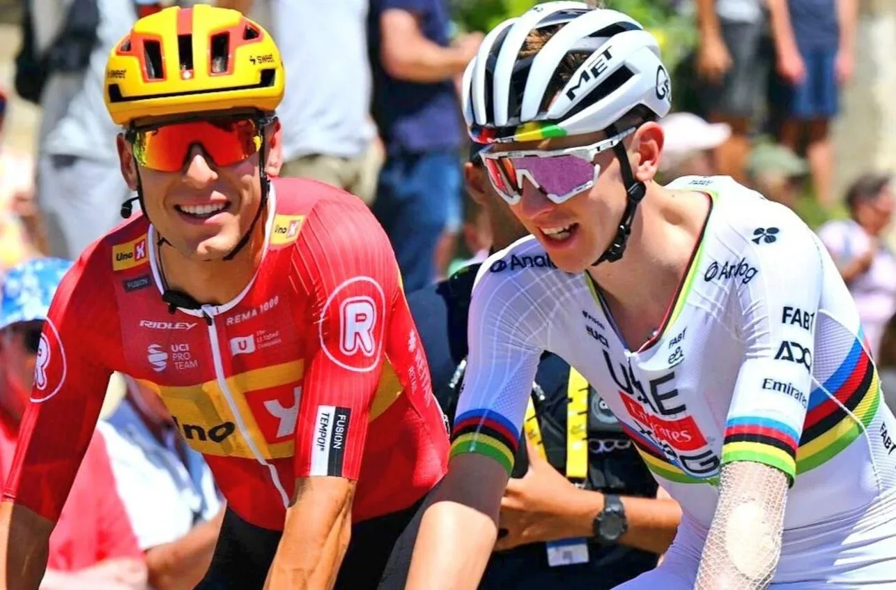 Tobias Johannessen (Uno-X) y Tadej Pogacar (UAE) en el Tour de France 2025