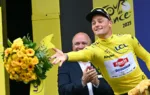 Mathieu van der Poel recibiendo la malla amarilla tras ganar la segunda etapa del Tour de France 2025