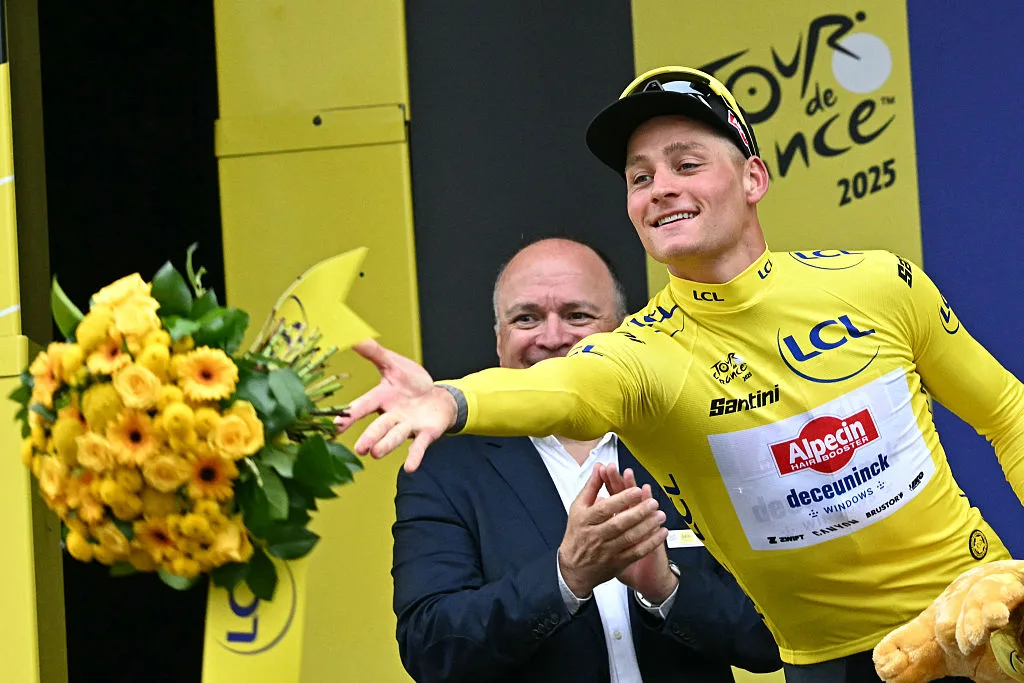 Mathieu van der Poel recibiendo la malla amarilla tras ganar la segunda etapa del Tour de France 2025