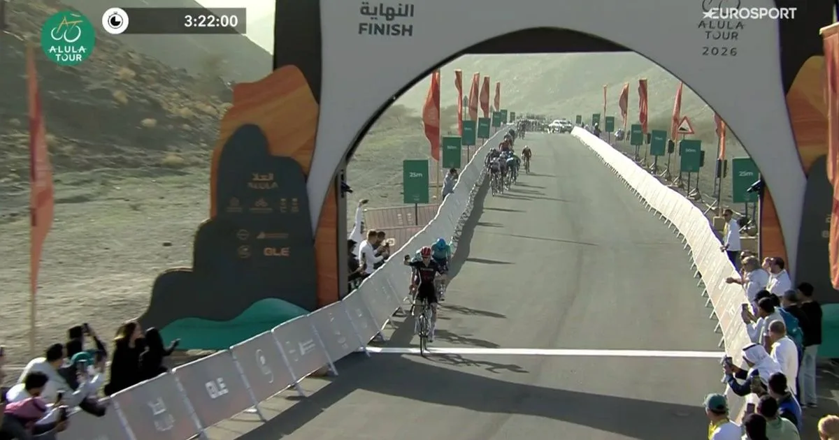 Voisard gana frente a Eulálio e Higuita la tercera etapa del AlUla Tour 2026 (captura TV)