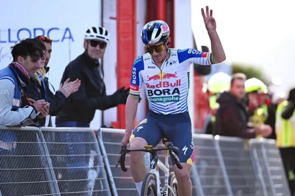 Remco Evenepoel (Red Bull - BORA) al ganar el Trofeo Andratx 2026 de la Challenge Mallorca