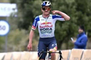 Remco y una declaración de intenciones: fuga de 56 kilómetros y casi 2 minutos al segundo