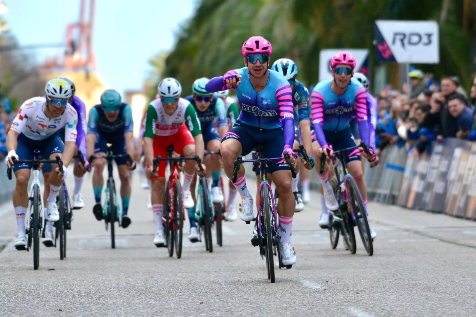 Dylan Groenewegen (Unibet Rose Rockets) vence a Paul Magnier (Soudal - QuickStep) en la Clàssica Comunitat Valenciana 2026. (X)