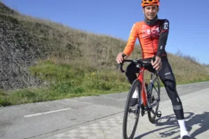 El español Oscar Rodríguez, con fractura de cadera