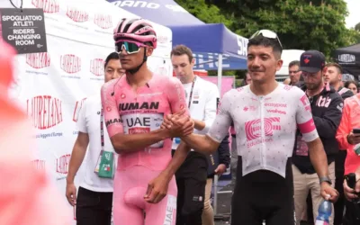 Isaac del Toro (UAE) y Richard Carapaz (EF) en el Giro d`Italia 2025.