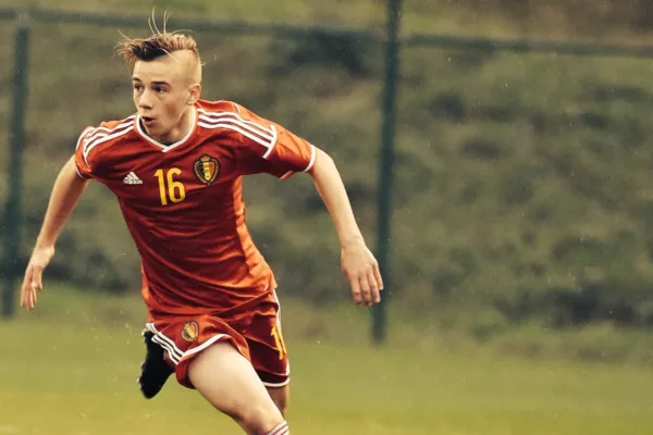 Remco Evenepoel jugando al fútbol con la selección de Bélgica.