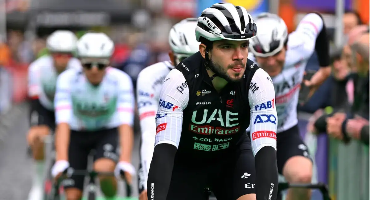 Álvaro Hodeg compitiendo para UAE