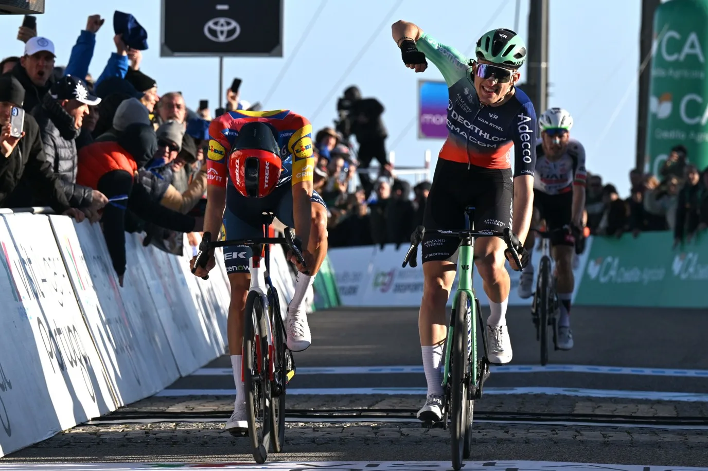Paul Seixas (Decathlon CMA CGM) vence a Juan Ayuso (Lidl-Trek) en la etapa 2 de la Volta ao Algarve 2026