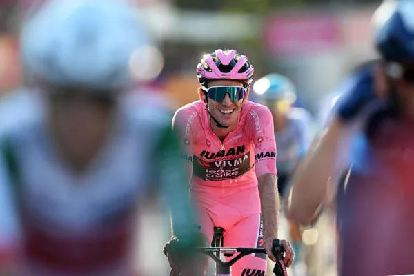 Simon Yates en la última etapa del Giro d´Italia 2025 en Roma tras obtener la malla rosa