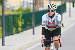 UAE toma medidas para proteger a Pogacar de los aficionados