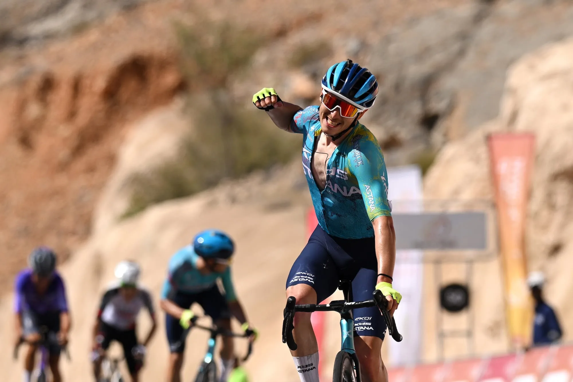 Christian Scaroni (XDS Astana) vence la última etapa y se lleva la general del Tour de Omán 2026
