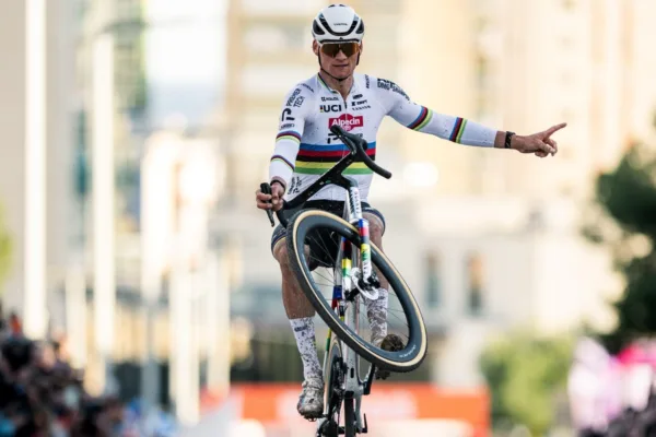 Mathieu van der Poel al vencer la fecha de la Copa del Mundo de Ciclocross de Benidorm
