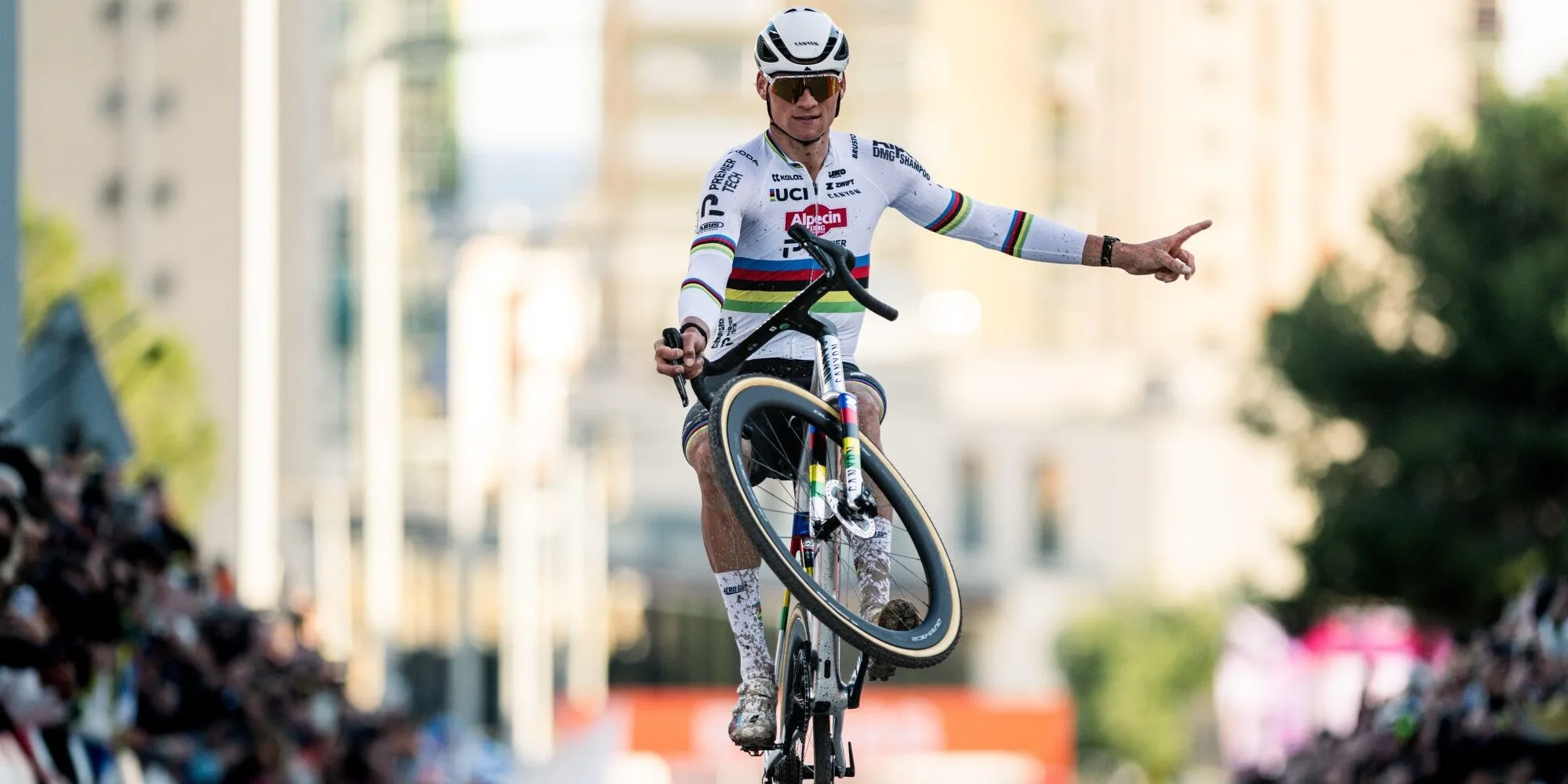 Mathieu van der Poel al vencer la fecha de la Copa del Mundo de Ciclocross de Benidorm