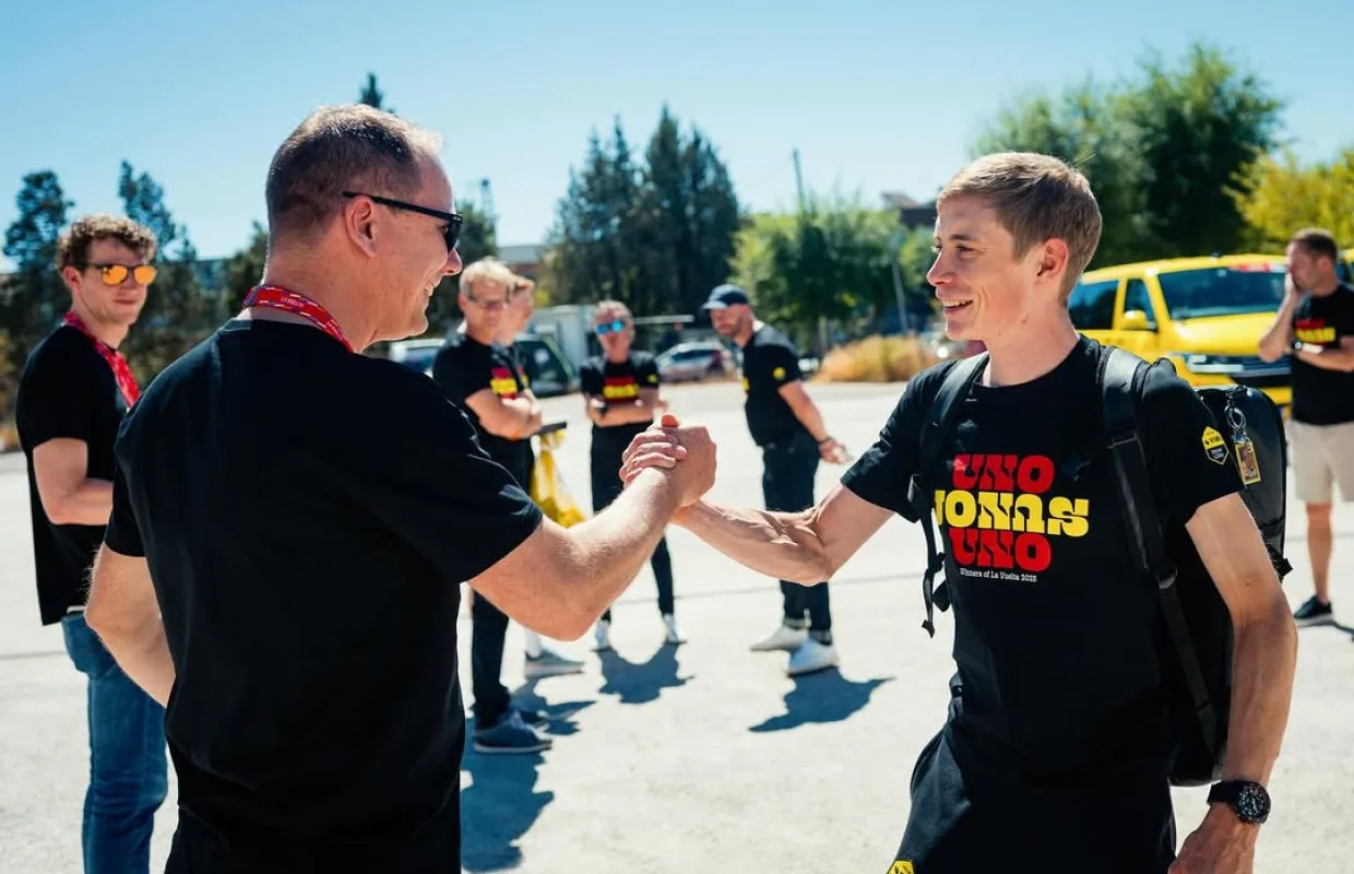 Jonas Vingegaard y su entrenador Tim Heermskerk