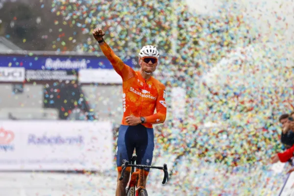 Mathieu van der Poel (Países Bajos) al ganar su octavo título mundial de ciclocross en Hulst.