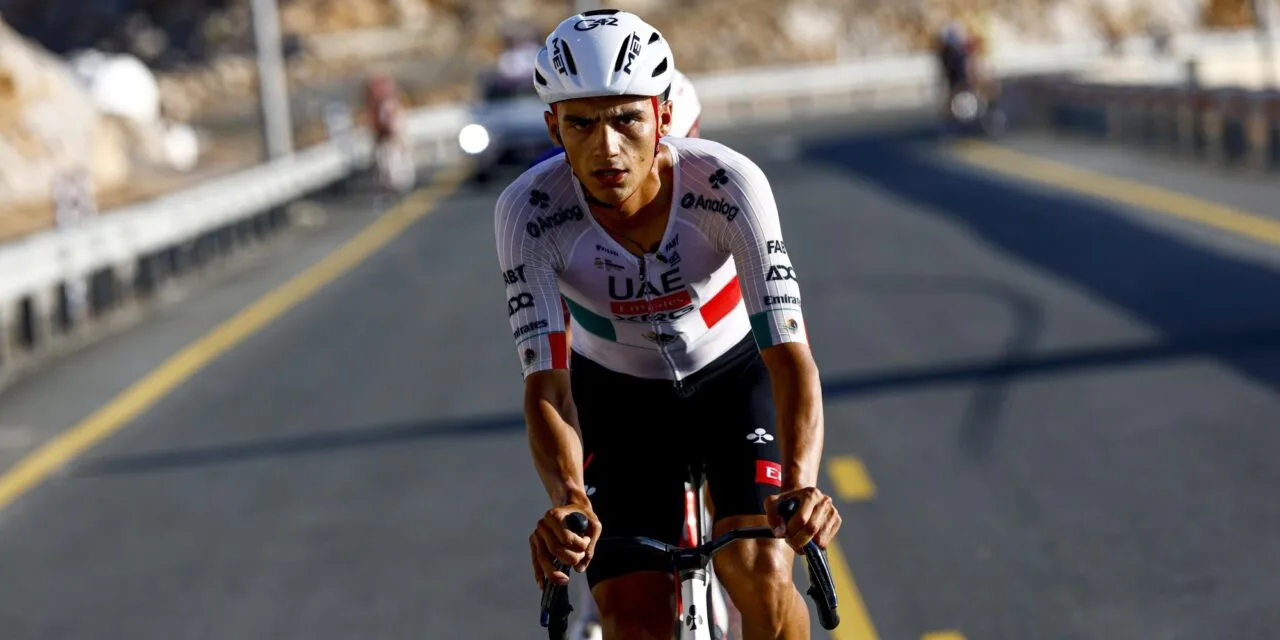Isaac del Toro (UAE) en la tercera etapa del UAE Tour 2026