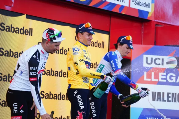 Remco Evenepoel (Red Bull), Joao Almeida (UAE) y Giulio Pellizzari (Red Bull) en el podio final de la Volta a la Comunitat Valenciana 2026